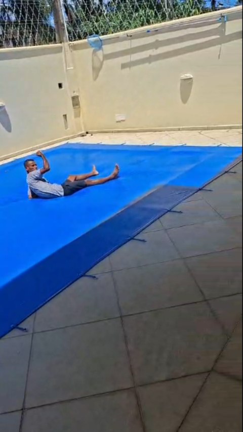 Além das redes de proteção para sacadas e janelas, também instalamos capa de proteção para piscina.. suporta até 300kg de peso!! faça um orçamento sem compromisso!! ☎️13 981388935 .. Atendemos todo o litoral de São Paulo #redestelasdeproteçãomongaguapraiagrandesantos #redesdeproteçãobaixadasantista #capaspiscinaspraiagrandelitoralsp
#cercadodeproteçãopiscinapraiagrandelitoralsp